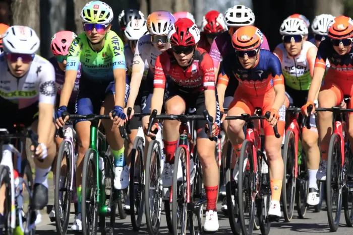 team isolmant victoria con bici coppi a gp liberazione 2026 18 1 700x467
